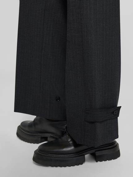 Frauenmodel trägt Hose mit Gesäßtaschen Modell 'SOUFFLE' von MANGO, dunkles Grau, Material-Mix, Detailaufnahme, Regular Fit.