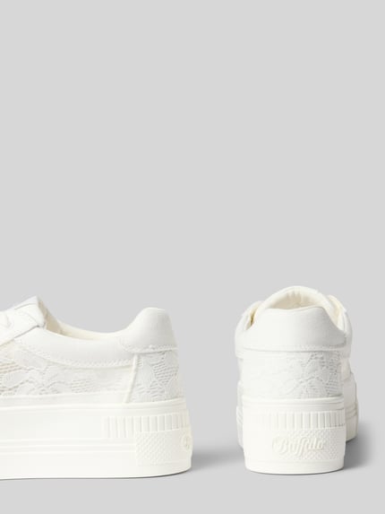 Produktfoto, Sneaker mit Plateausohle und Spitze Modell 'PAIRED BLOOM' von Buffalo, Damen Sneaker mit abgerundeter Spitze, Schnürung, Plateauhöhe 6 cm, Schafthöhe 7 cm, Schaftweite 7 cm, weißes Blumen-Muster, strukturierte Plateausohle, glatte Textur.