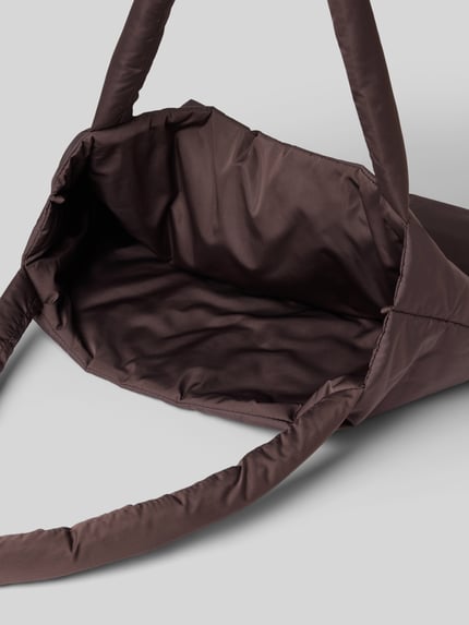 Productfoto, Tote Bag met logo-detail Model 'Puffy' van Studio Noos, bruin, open hoofdvak, schouderband, zachte textuur