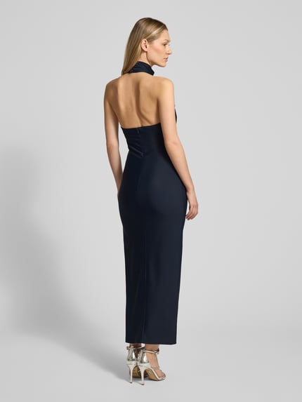 Vrouwenmodel draagt Slim Fit Maxikleid mit Stehkragen van Laona in donkerblauw, halterneck, mouwloos, ruglengte 144 cm, borstwijdte 33 cm, geheel achteraanzicht
