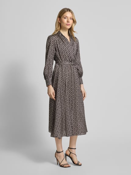 Frauenmodel trägt Hemdblusenkleid im Allover-Look mit Gürtel von Rinascimento, Satin, tailliert, Midikleid, V-Ausschnitt, Ganzkörperansicht von vorne.
