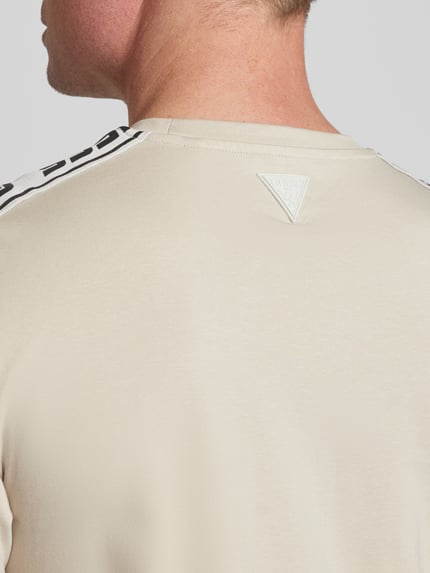 GUESS Activewear T-Shirt mit Label-Detail Beige 3