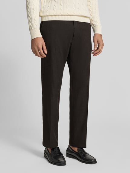 Männermodel trägt Straight Fit Stoffhose mit Viskose-Anteil Modell 'Ajend' von DRYKORN, dunkle Farbe, glatte Textur, Nahaufnahme Unterkörper. Elastischer Material-Mix, Knopf- und Reißverschluss, Bundweite 42 cm, Innenbeinlänge 81 cm.
