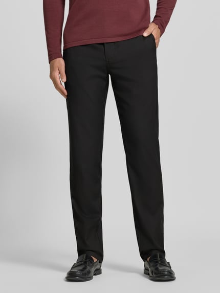 Männermodel trägt Straight Fit Hose mit Viskose-Anteil von Armani Exchange in Schwarz, elastischer Material-Mix, Nahaufnahme Unterkörper.