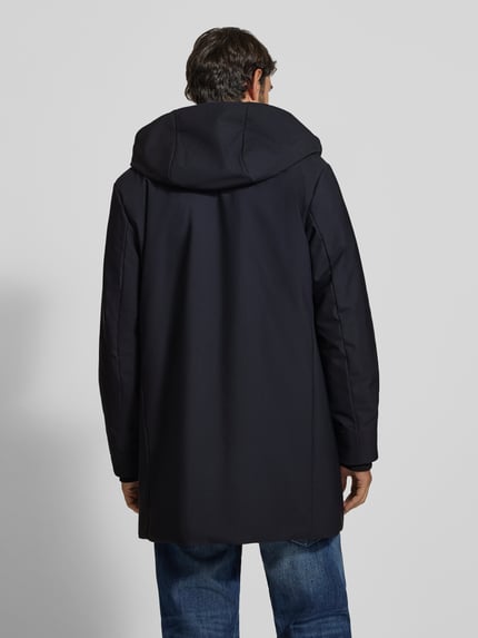 Männermodel trägt Regular Fit Parka mit Stehkragen Modell 'FLEX CROSS PARKA' von Strellson in Dunkelblau, Ganzkörperansicht Rückansicht. Herren Parka von Strellson