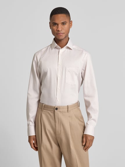Männermodel trägt Regular Fit Businesshemd aus reiner Baumwolle mit Kentkragen von OLYMP, hell gestreift, Langarm, Ganzkörperansicht von vorne.