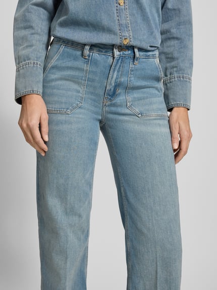 Kobiece modelka nosi Jeans z kieszeniami model 'Carie' od Someday, prosty krój, bawełniany miks z elastanem, zbliżenie na biodra.