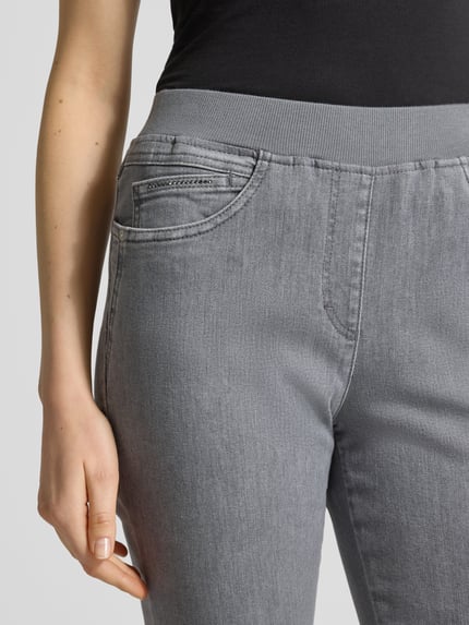 Vrouwenmodel draagt Straight Fit Jeans met elastische tailleband van Raphaela by Brax, grijze katoenmix, 5-pocket-design, detailopname heup.