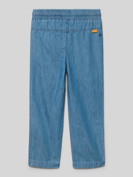 Produktfoto, Jeans mit elastischem Bund und Kordelzug von Steiff aus reiner Baumwolle, Straight Fit, Rückseite zeigt Label-Detail und Motiv-Stitching, Kindergrößen, Bundweite bei Größe 116: 30 cm, Innenbeinlänge bei Größe 116: 45 cm, blaue Struktur.