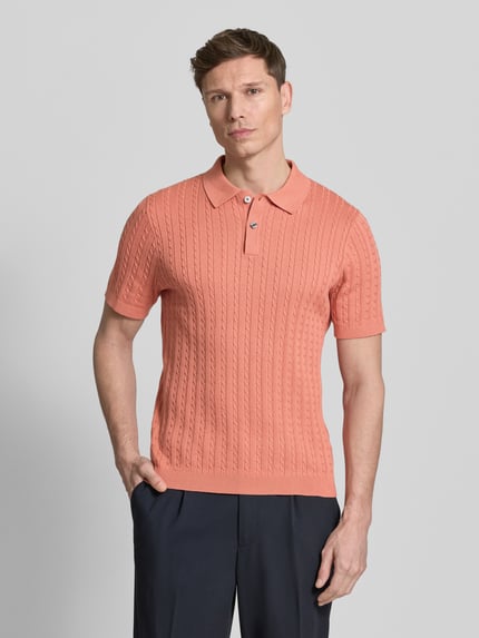 Männermodel trägt Slim Fit Poloshirt in Strick-Optik von Christian Berg Men, reine Baumwolle, Polokragen, Ganzkörperansicht von vorne.