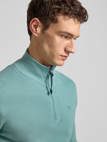 Männermodel trägt Strickpullover mit Troyer-Kragen von Lerros aus reiner Baumwolle, Regular-Fit, Label-Stitching, Nahaufnahme Oberkörper.