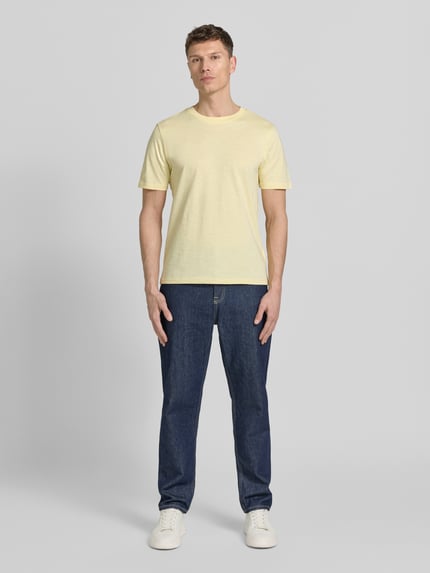 Männermodel trägt Regular Fit T-Shirt mit Rundhalsausschnitt von MCNEAL in Hellgelb, reine Baumwolle, glatte Textur, Ganzkörperansicht von vorne.
