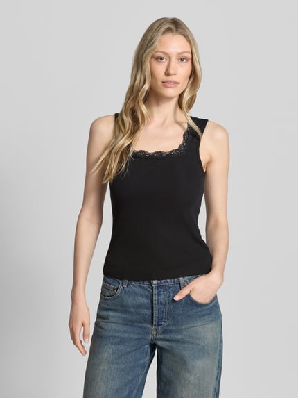 Vrouwenmodel draagt Regular Fit Top met kanten afwerking van Jake*s Casual, zwart, nauwsluitende pasvorm, mouwloos design, ruglengte maat S 37 cm, casual stijlen, Ganzkörperansicht van voren.