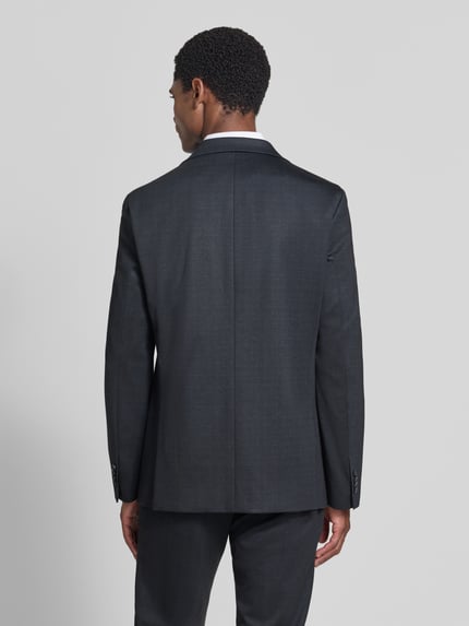 Männermodel trägt Regular Fit Anzug mit Viskose-Anteil von HECHTER PARIS in dunklem Grau, glatte Struktur, Ganzkörperansicht Rückansicht. Kontext: Herren Anzug, elastischer Material-Mix, Reverskragen, Patten- und Gesäßtaschen, 2-Knopfleiste, Haken- und Reißverschluss, Bundweite 33 cm, Rückenlänge 73 cm, Schulterbreite 44 cm, Ärmellänge 65 cm, Innenbeinlänge 65 cm.
