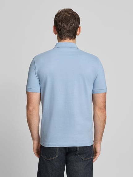 Männermodel trägt Slim Fit Poloshirt aus katoenmix model 'PASSERZIP' van BOSS Orange, look: effen, labelpatch, polokraag, korte mouw, mouwboord, sluiting: korte ritssluiting, ganzkörperansicht rückansicht.