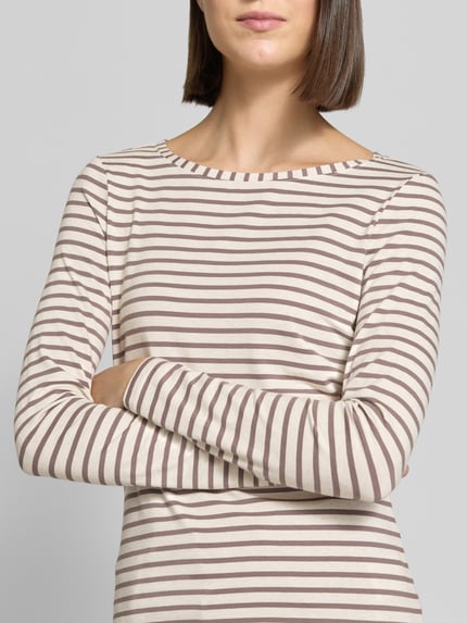Frauenmodel trägt Regular Fit Langarmshirt aus Baumwoll-Modal-Mix von Oui mit braun-beigem Streifen-Muster, Nahaufnahme Oberkörper.