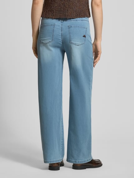 Männermodel trägt Wide Fit Jeans mit Lyocell-Viskose-Anteil von Buena Vista, jasnoniebieski, pięciokieszeniowy, Szerokość w rozmiarze S: 40 cm, długość nogawki od wewnątrz: 81 cm, Ganzkörperansicht Rückansicht.