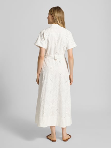 Modelka nosi białą sukienkę Hemdblusenkleid mit Gürtel Modell 'valeria' od Forever New z bawełny, delikatna faktura, A-linia, widok całej sylwetki od tyłu.