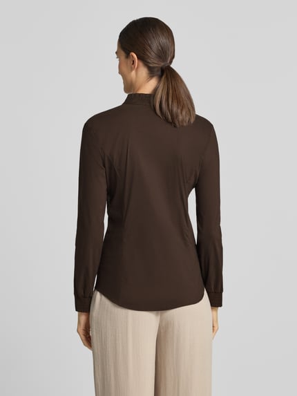 Frauenmodel trägt Bluse aus Baumwoll-Mix von MORE & MORE in Dunkelbraun, schlichte Textur, taillierte Passform, Ganzkörperansicht Rückansicht.