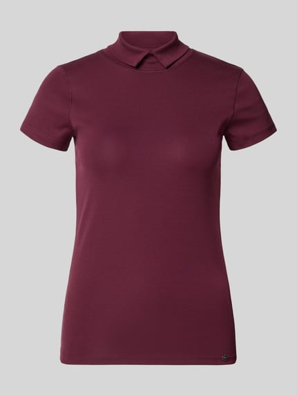 Produktfoto, Slim Fit T-Shirt mit hochschließendem Polokragen von Marc Cain, damski t-shirt, mieszanka bawełny i elastanu, krój slim fit, rękaw o dł. 1/2, długość tyłu w rozmiarze 36: 59 cm, kolor bordowy, gładka tekstura