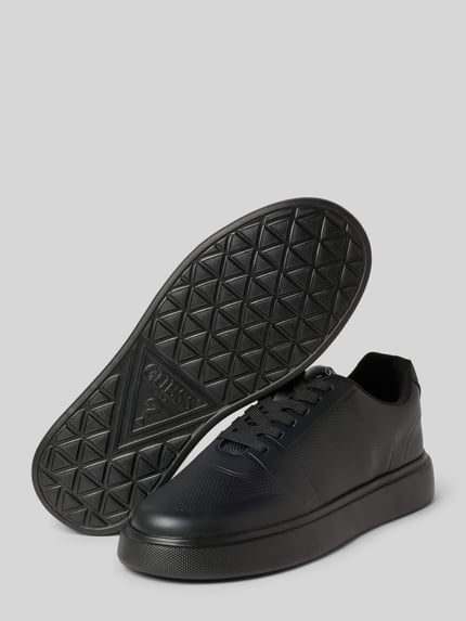 Produktfoto, Sneaker mit Schnürverschluss Modell 'PLEZIA' von Guess in Schwarz mit strukturierter Sohle, Label-Detail, abgerundete Spitze, Absatzhöhe 4 cm, Schafthöhe 7 cm, Schaftweite 7 cm.