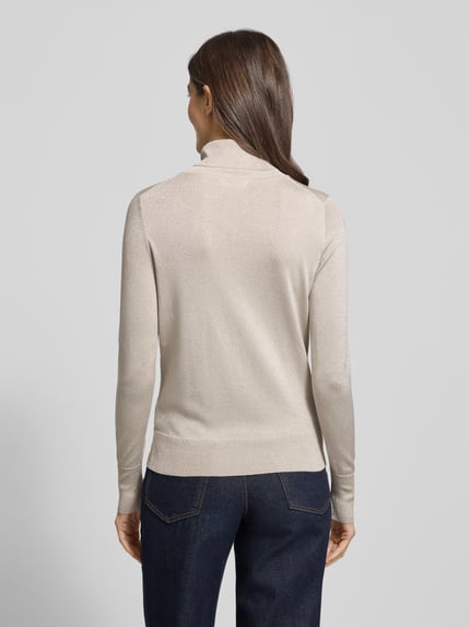 Kobiece modelka nosi Strickpullover mit gerippten Abschlüssen od Christian Berg Woman, beżowy, Slim Fit, widok całej sylwetki od tyłu.