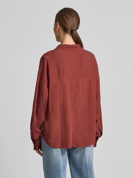 Vrouwenmodel draagt linnen blouse met overhemdkraag model 'SALINAS' van Mustang, mix van viscose en linnen, loose fit, knoopsluiting, verlengde rug, ruglengte bij maat 36: 63 cm, mouwlengte bij maat 36: 63 cm, effen roodbruin, recht model, grove structuur, geheel van achteren.