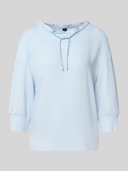 Produktfoto, lichtblauw Longsleeve mit Tunnelzug van Marc Cain voor dames met los model, opstaande kraag met ruches, 3/4-mouw, elastische mouwboordjes, ruglengte bij maat 36: 57 cm, gladde textuur, zachte kleurcontrasten.