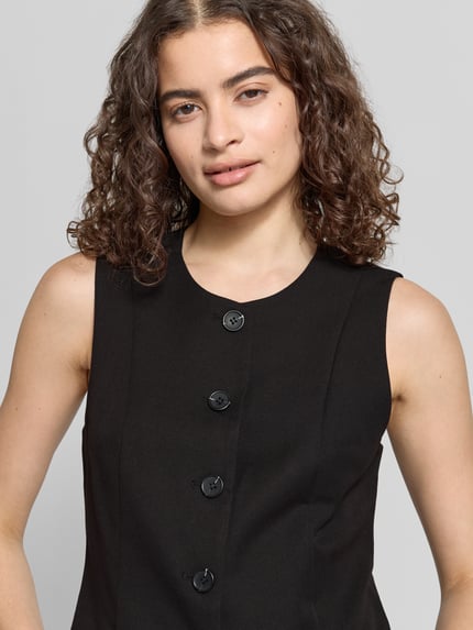 Vrouwenmodel draagt Shaped Fit bodywarmer met V-hals, effen kleuren, materiaalmix met viscose, model 'KAMIL' van Pieces, Nahaufnahme Oberkörper
