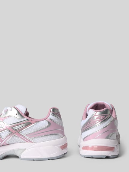 Produktfoto, Sneaker mit Logo-Detail van ASICS TIGER, dames sneakers met afgeronde pasvorm, vetersluiting, licht geprofileerde zool, hakhoogte maat 40: 4 cm, schachthoogte maat 40: 7 cm, schachtbreedte maat 40: 7 cm, roze en zilverkleur met textuurdetails