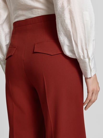 Frauenmodel trägt Weite Hose mit Bügelfalten von windsor. in Rot, Material-Mix mit Viskose, Detailaufnahme Rückansicht