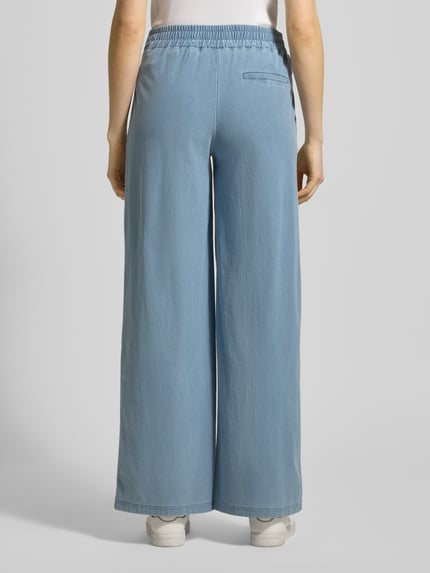 Frauenmodel trägt Wide Fit Jeans mit elastischem Bund Modell 'KATE' von ICHI, hellblauer Baumwoll-Mix, Ganzkörperansicht Rückansicht.