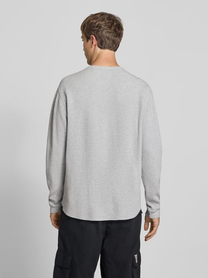 Männermodel trägt relaxed fit shirt met lange mouwen uit pure katoen Relaxed Fit Langarmshirt aus reiner Baumwolle van levi's®, ganzlichaamsaanzicht achteraan, Heren Langarmshirt van levi's®