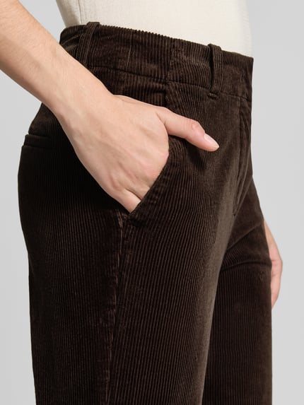 Männermodel trägt Flared Fit Cordhose aus Baumwoll-Mix von Marc O'Polo, Damen Cordhose, dunkelbraun, feine Rippenstruktur, Nahaufnahme Oberkörper