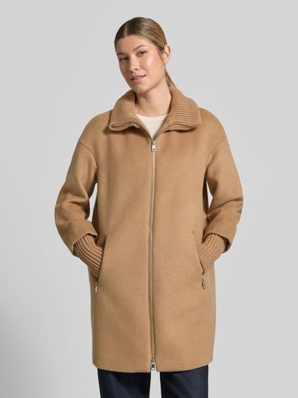 Frauenmodel trägt Mantel aus Woll-Mix mit Reißverschlusstaschen von White Label in Beige mit Stehkragen, Regular Fit, Ganzkörperansicht von vorne. Rückenlänge 86 cm, Schulter 55 cm, Brust 55 cm, Ärmel 56 cm.