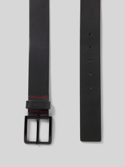 Productfoto, zwarte leren riem met doorgestikte rode details, model 'Gionio' van HUGO, 4 cm breed, logo reliëf, zilverkleurige gesp.
