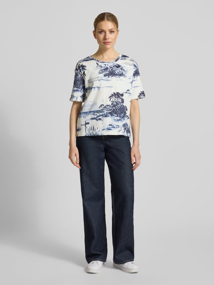Vrouwenmodel draagt T-Shirt im Allover-Look Modell 'Hamptons Landschaft' van monari, regular fit, pure katoen, ronde hals, lengte rug maat 36: 58 cm, volledig vooraanzicht.
