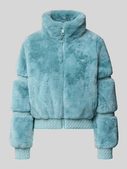 Productfoto, zachtblauwe Jacke aus Kunstfell mit Stehkragen Modell 'CARLA' van GUESS Activewear, regular fit, zichtbare ritssluiting, kunstbontstructuur, details volgens context