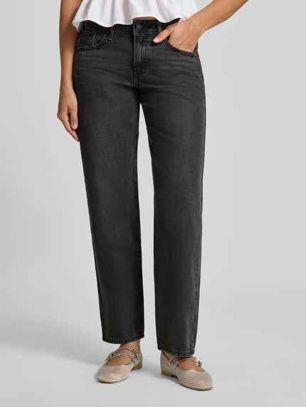 Frauenmodel trägt Straight Fit Jeans aus Baumwoll-Mix Modell 'SUPERLOW' von Levi's®, dunkles Grau, leichte Used-Optik, Damen Wide & Loose Fit Jeans, Nahaufnahme Oberkörper.