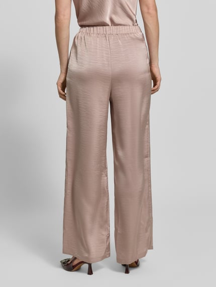 Frauenmodel trägt Hose aus Satin mit elastischem Bund von Little Mistress, Wide Leg, Bundweite bei Größe S 34 cm, Innenbeinlänge 76 cm, Ganzkörperansicht Rückansicht