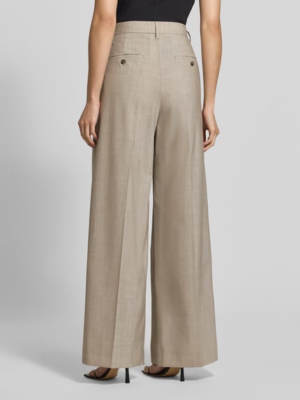 Frauenmodel trägt Regular Fit Weite Hose aus reiner Schurwolle Modell 'OVVIO' von Max Mara, beige, weite Form, glatte Textur, Ganzkörperansicht Rückansicht, Damen Weite Hose von Weekend Max Mara.