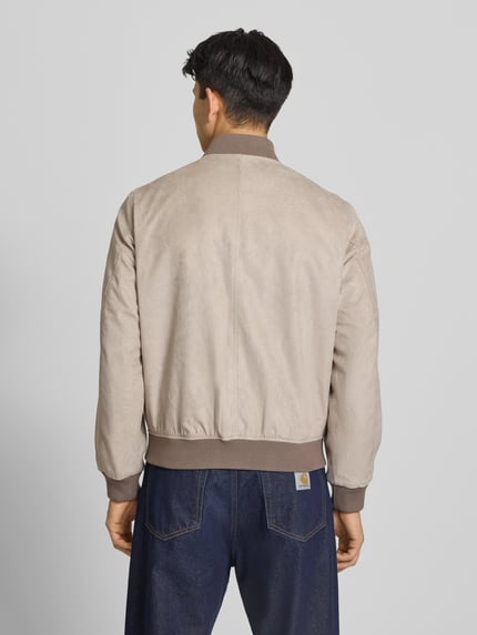 Männermodel trägt Bomberjacke in Leder-Optik mit Stehkragen von Jack & Jones in Beige, Regular Fit, Detailansicht Rückansicht.