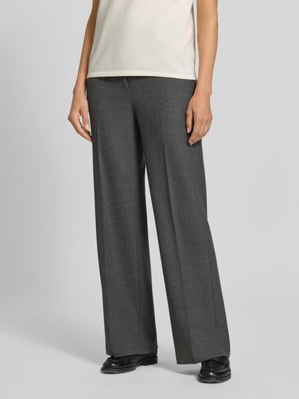 Frauenmodel trägt Regular Fit Weite Hose mit Viskose-Woll-Anteil Modell 'AMELIE' von CAMBIO in Grau, lockerer Schnitt, glatte Textur, Ganzkörperansicht von vorne, Damen Weite Hose von CAMBIO.