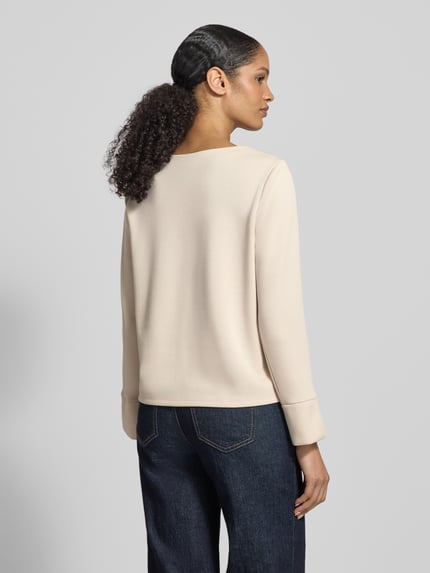 Vrouwenmodel draagt Regular Fit Sweatshirt met contrastnaden van s.Oliver BLACK LABEL, unicolour, modal-mix, lange mouw, hem met split, achteraanzicht helaansicht.
