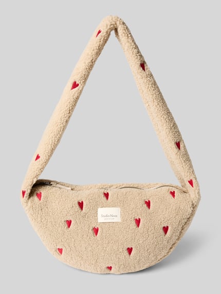 Produktfoto, beige Schultertasche aus Teddyfell mit roten Herzmustern, Label-Patch und Reißverschlussfach, Shoulder Bag mit Teddyfell Modell 'Hearts' von STUDIO NOOS, Maße 42x21x13 cm, Länge Schulterriemen 43 cm, Damen Shoulder Bag mit Hauptfach und Reißverschluss, Innentasche