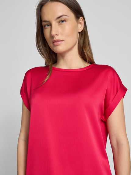 Frauenmodel trägt T-Shirt mit Rundhalsausschnitt Modell 'ELLETTE' von Vila in kräftigem Pink, Viskose-Elasthan-Mix, lockerer Schnitt, Nahaufnahme Oberkörper.