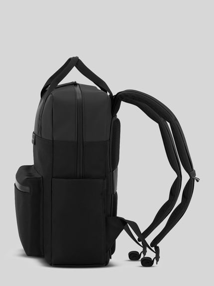 Produktfoto, Rucksack mit Label-Detail von Kapten & Son, czarny plecak z mieszanki materiałów, główna przegroda z zamkiem błyskawicznym, uchwyt, paski na ramię, boczna przegródka z zamkiem błyskawicznym, szerokość 28 cm, długość 37 cm, głębokość 12 cm, długość paska 62 cm