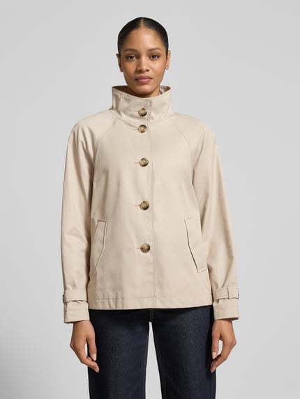 Frauenmodel trägt Jacke mit Stehkragen und Ärmelriegeln von Fuchs Schmitt in Beige, Regular Fit, Eingrifftaschen, Knopfleiste, Ganzkörperansicht von vorne