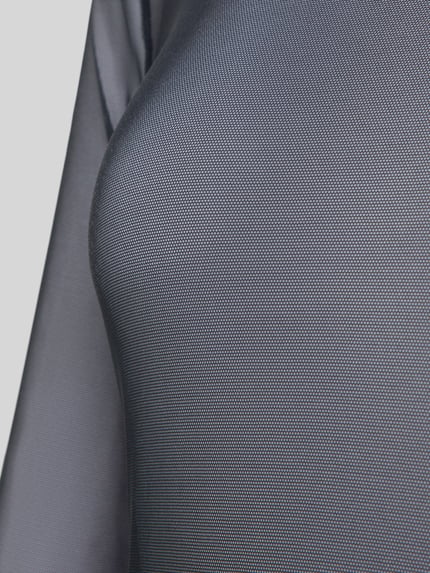 Frauenmodel trägt Longsleeve mit Stretch-Anteil Modell 'Smooth Illusion' von Hanro, semitransparent, feine Struktur, Nahaufnahme Oberkörper.