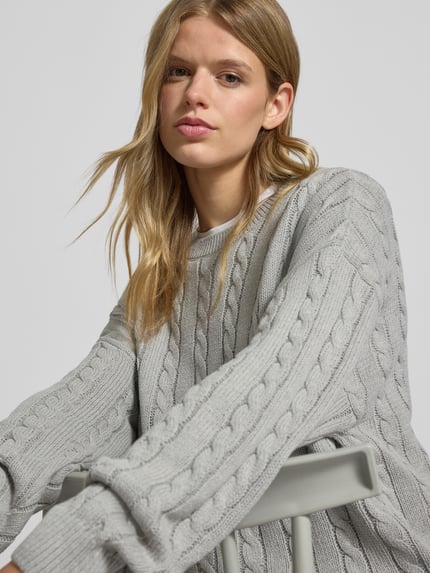 REVIEW Sweter z dzianiny ze ściegiem warkoczowym i okrągłym dekoltem Jasnoszary melanż 3